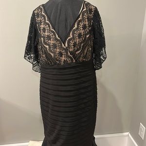 Crazy flattering Adrianna Lapell Prefect Black Dress, Sz 14W